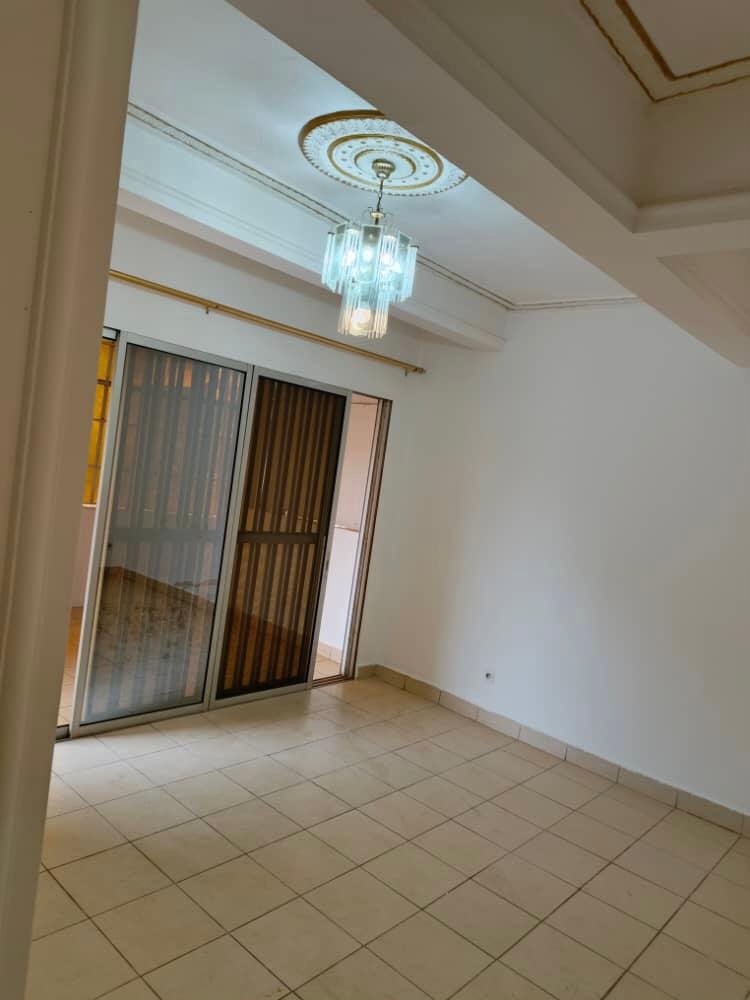 Appartement individuel à louer à Dragage, Yaoundé.  