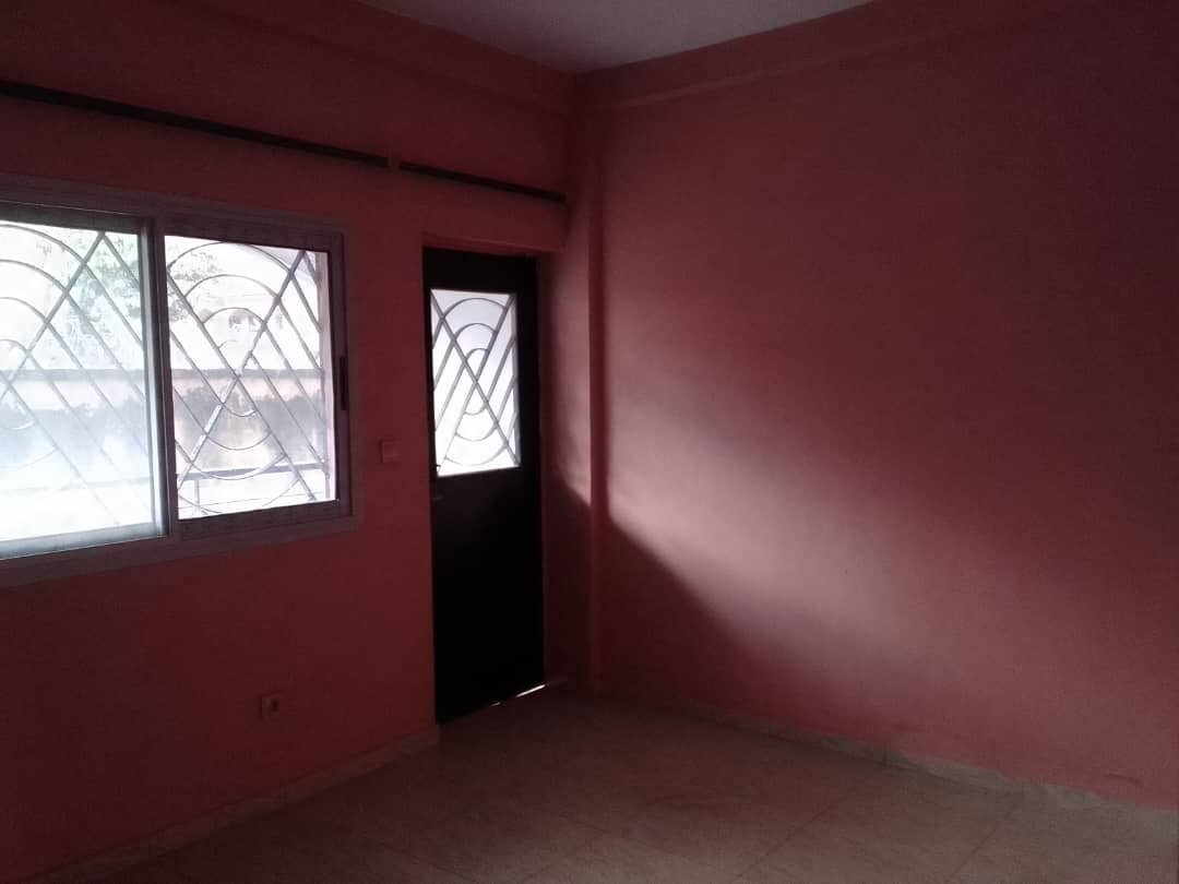 Appartement à louer à Dagobert, Yaoundé 