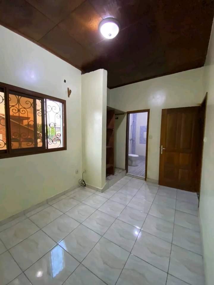 Grand appartement à louer, Mendong, Yaoundé 