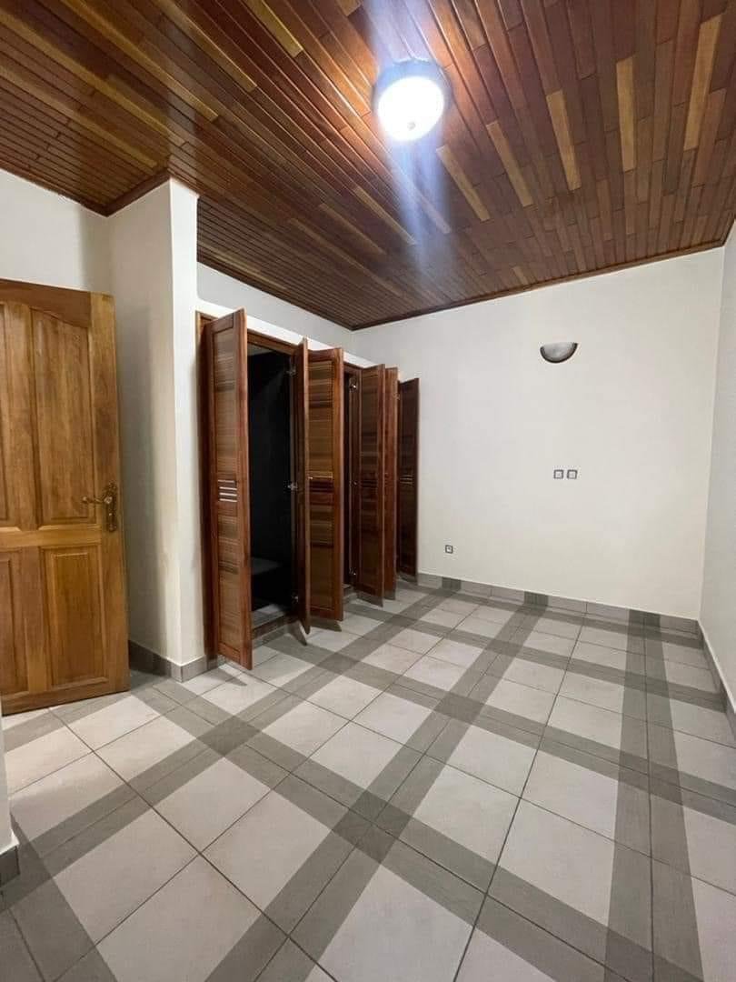 Studio moderne à louer, Fougerole, Yaoundé 