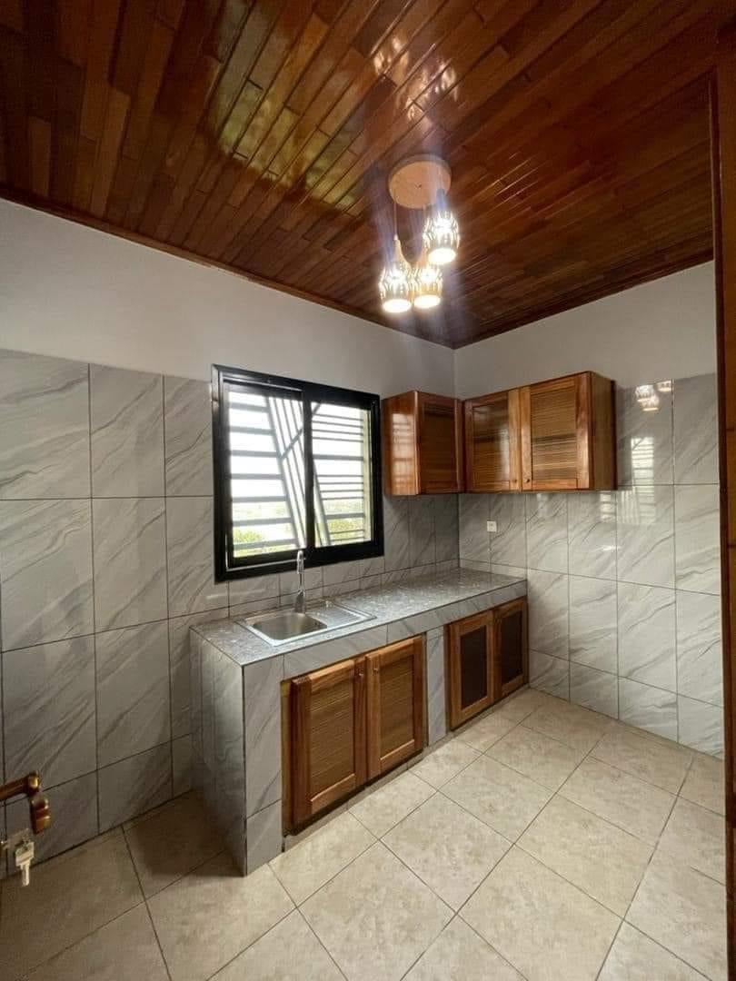 Studio moderne à louer, Fougerole, Yaoundé 