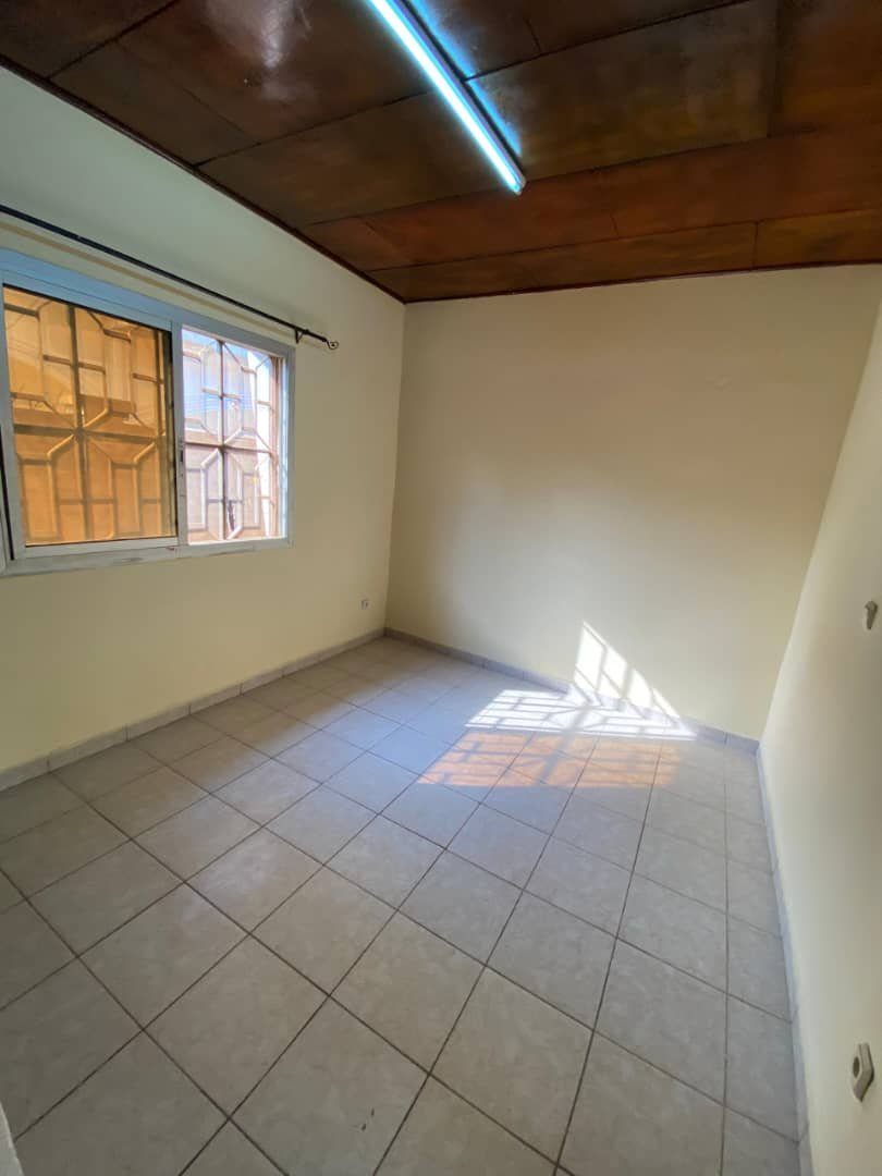 Studio à louer, Efoulan, Yaoundé 