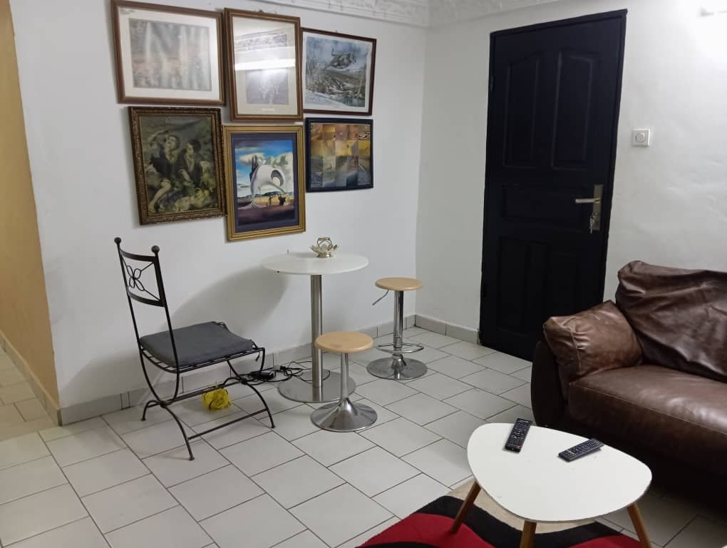 Studio Meublé à louer,  mini prix bastos, Yaoundé 