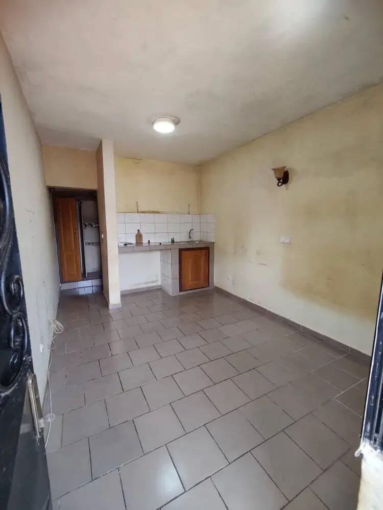 Grande chambre moderne à louer, Messassi, Yaoundé 