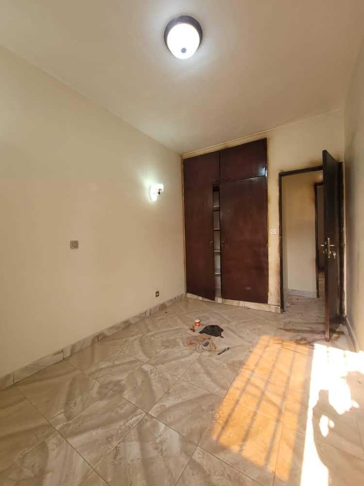 Grande chambre moderne à louer, Messassi, Yaoundé 