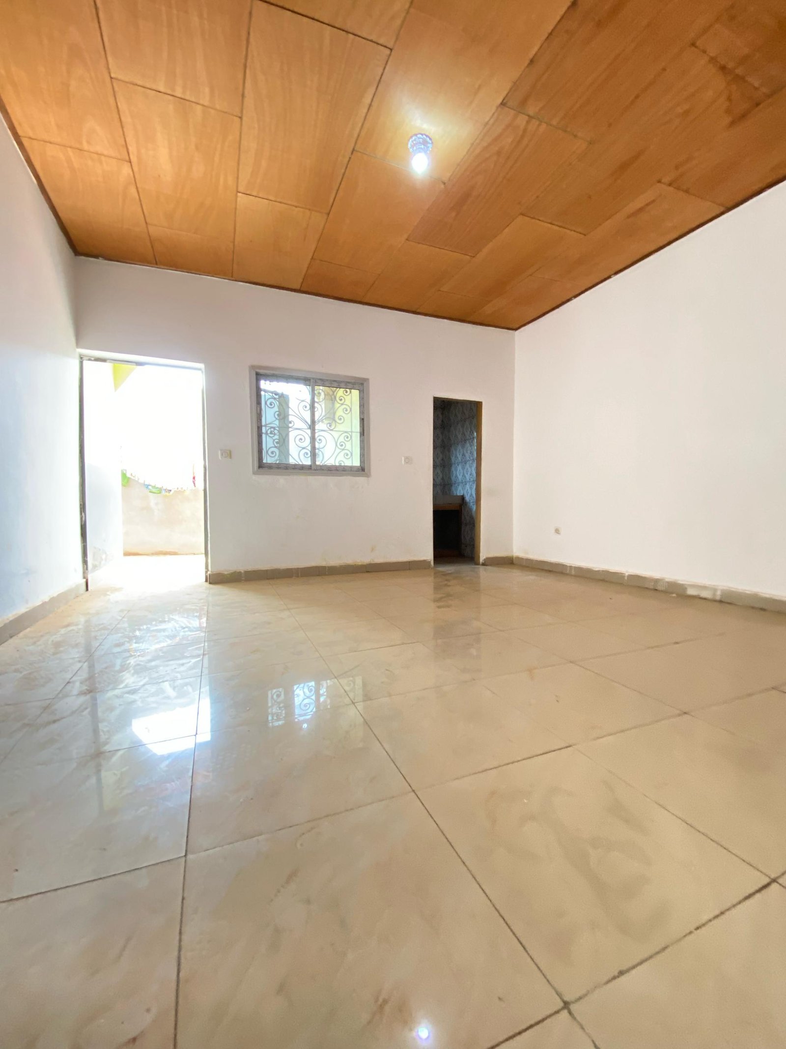 Studio moderne à louer, Efoulan, Yaoundé 