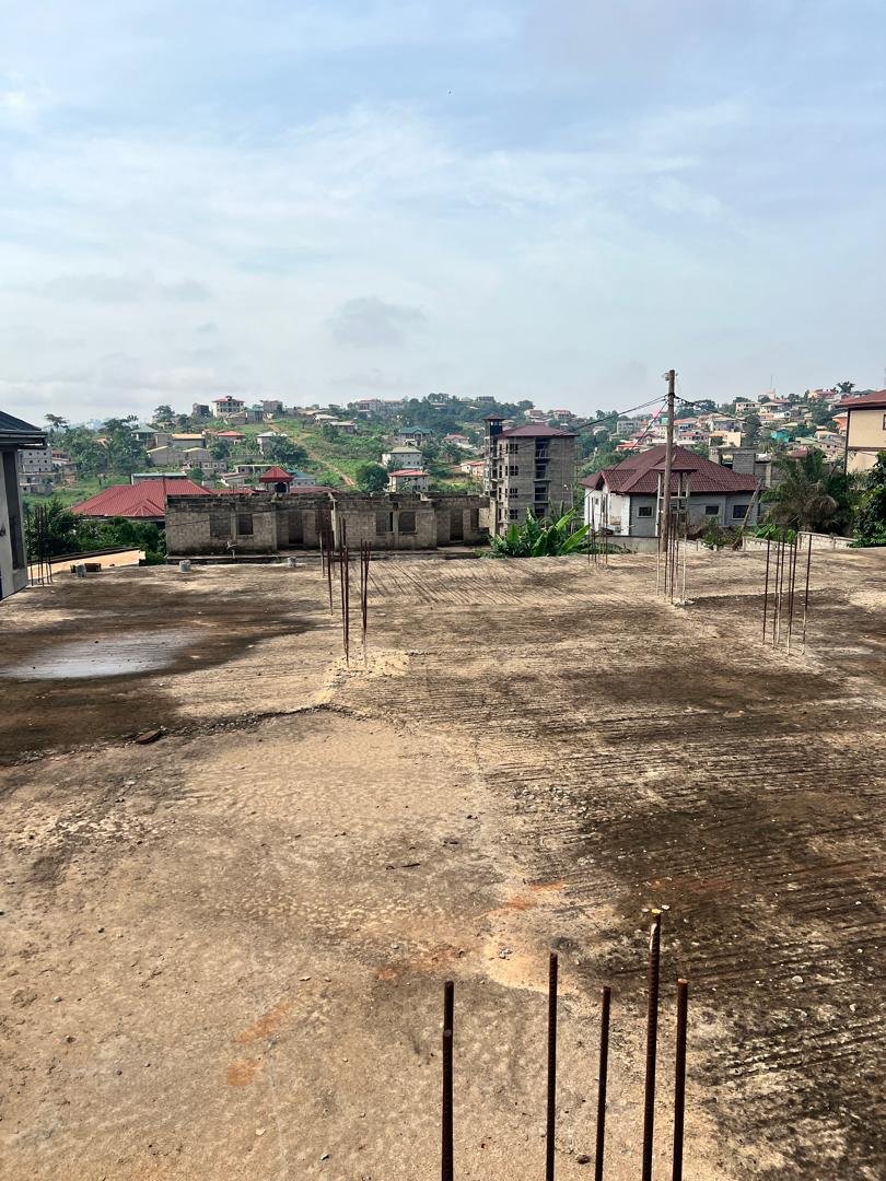 Terrain avec bâtisse à vendre, Fougerole, Yaoundé