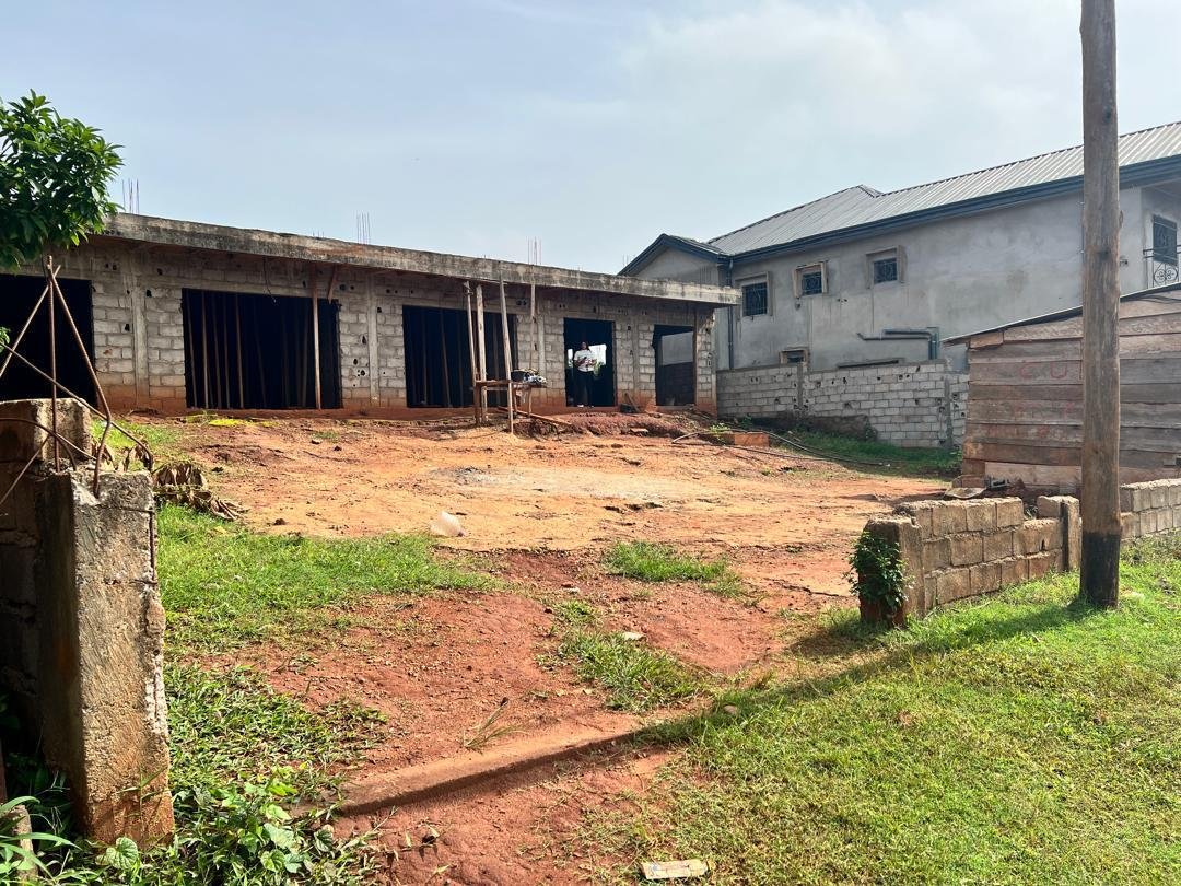 Terrain avec bâtisse à vendre, Fougerole, Yaoundé