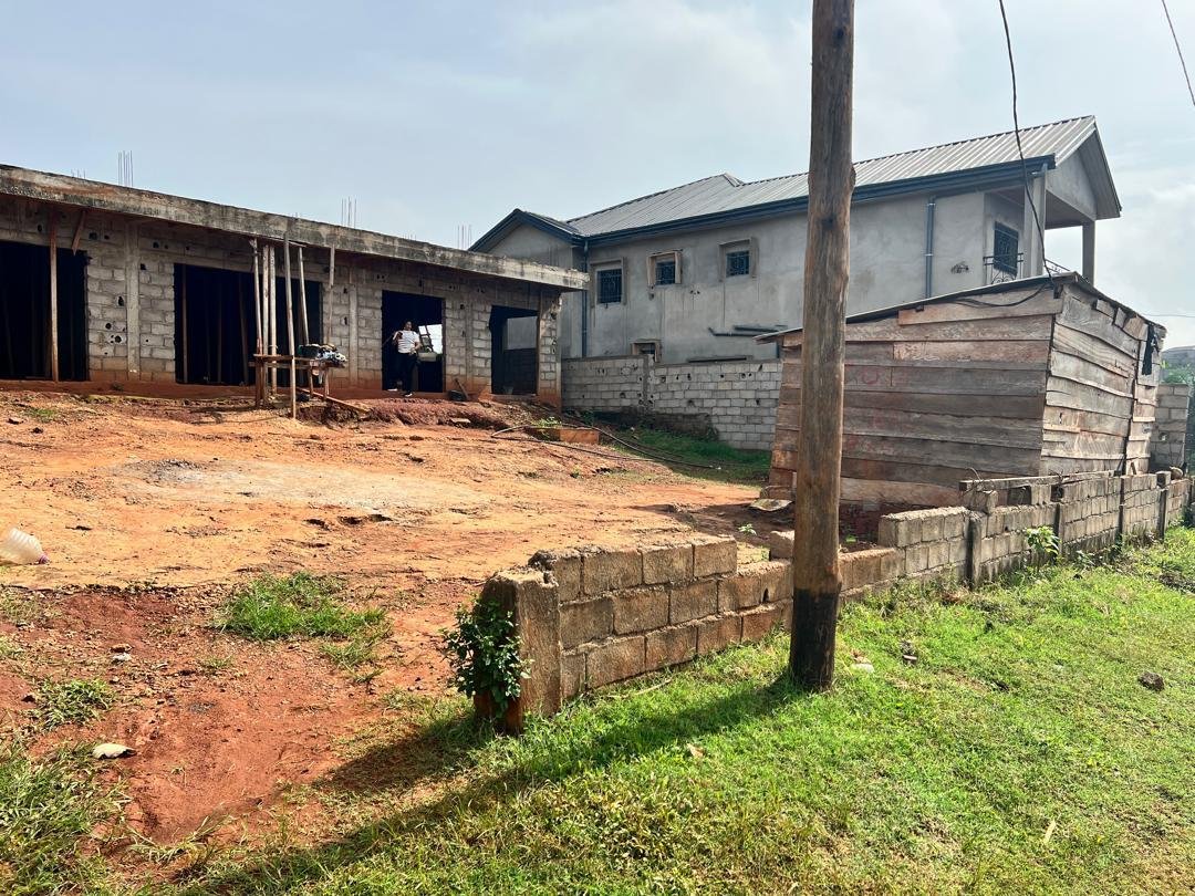 Terrain avec bâtisse à vendre, Fougerole, Yaoundé
