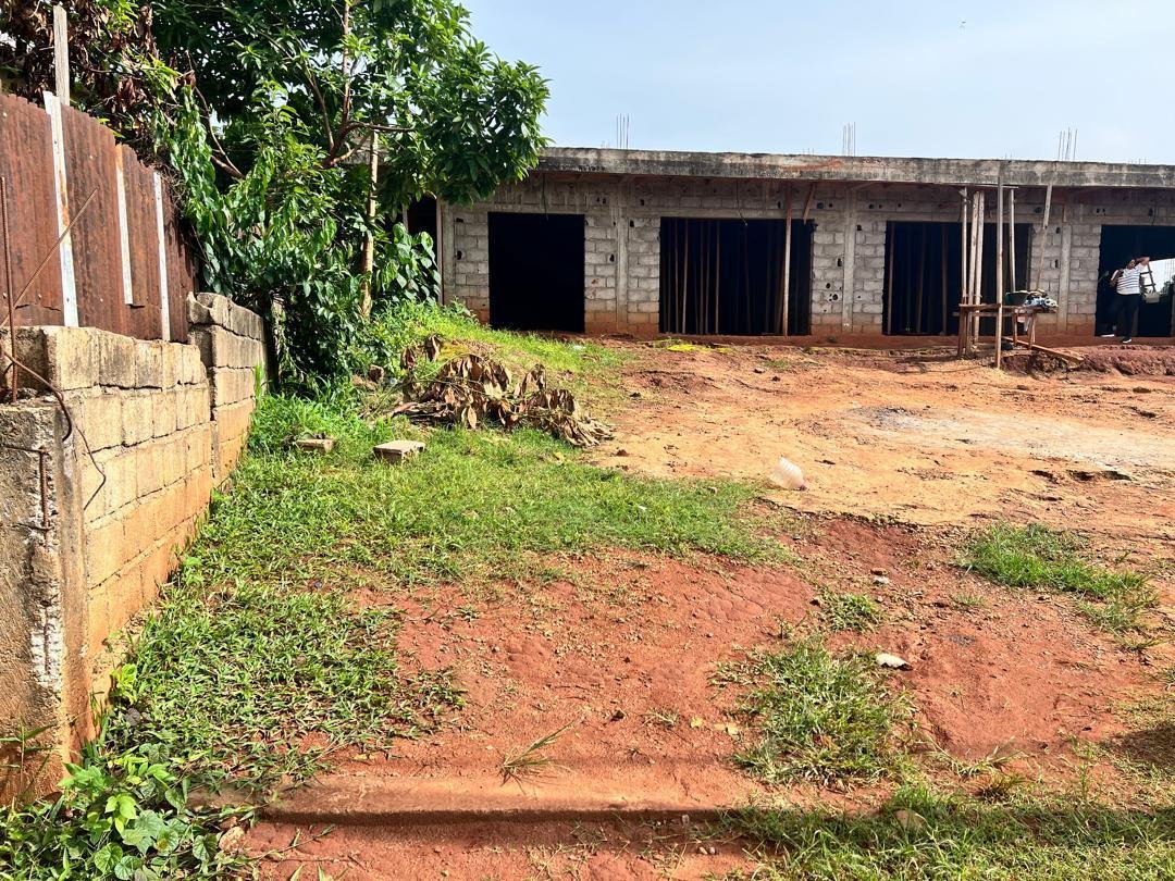 Terrain avec bâtisse à vendre, Fougerole, Yaoundé