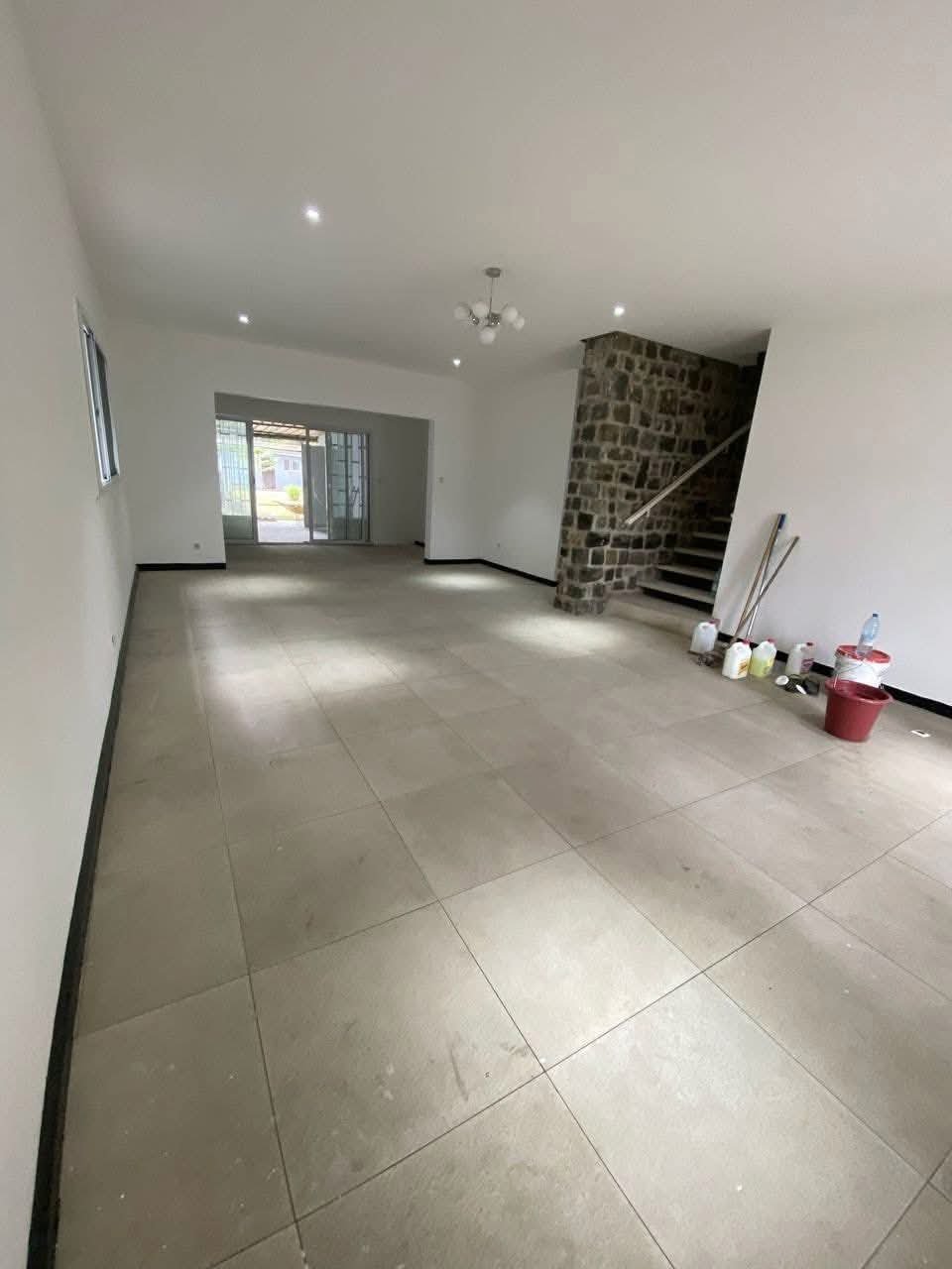 Duplex à louer, Bonapriso, Douala 