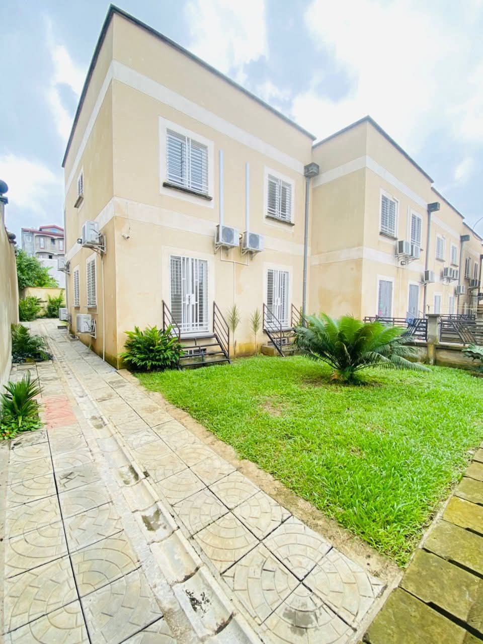 Duplex à Vendre, Ndogbong, Douala