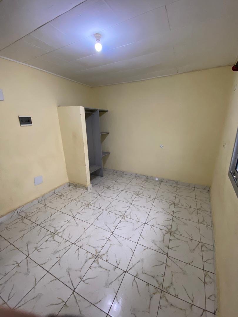 Chambre à louer, Efoulan, Yaoundé 