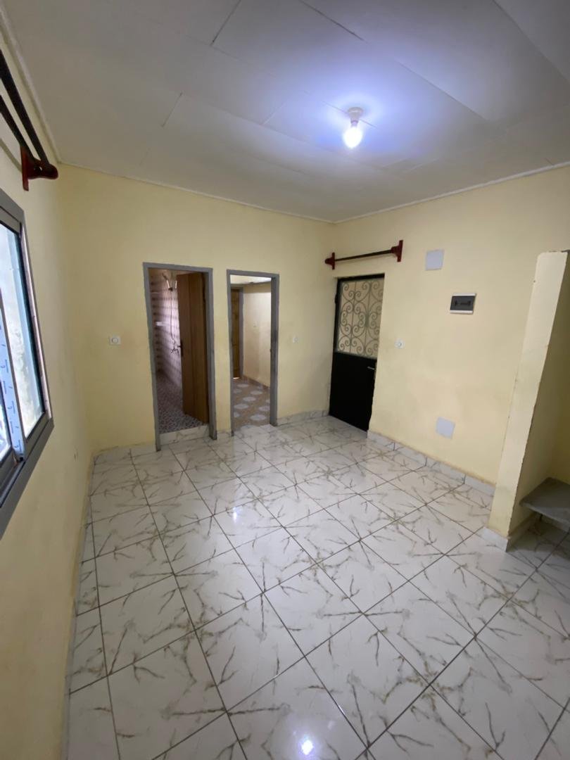 Chambre à louer, Efoulan, Yaoundé 
