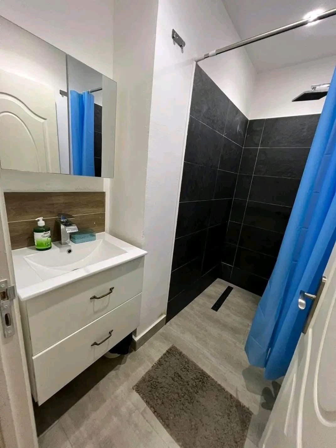 Studio à louer, Bonapriso, Douala 