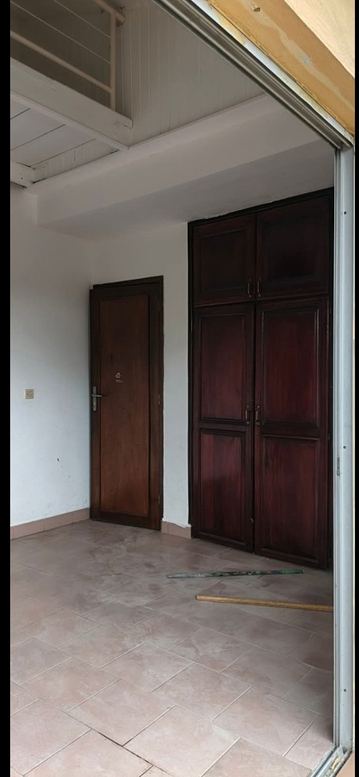 Appartement moderne de 4 chambres a Bonapriso 