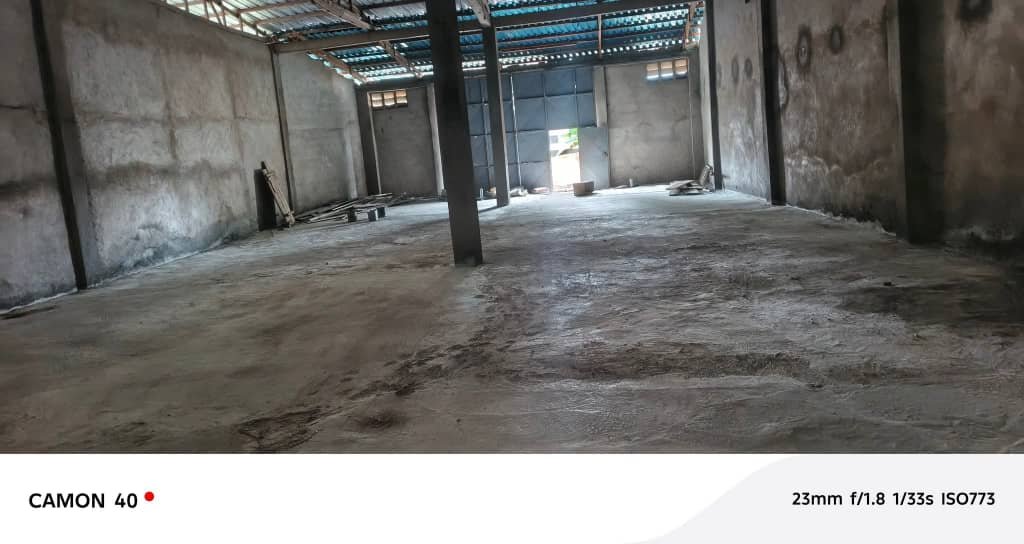 Magnifique entrepôt a louer a youpwe 