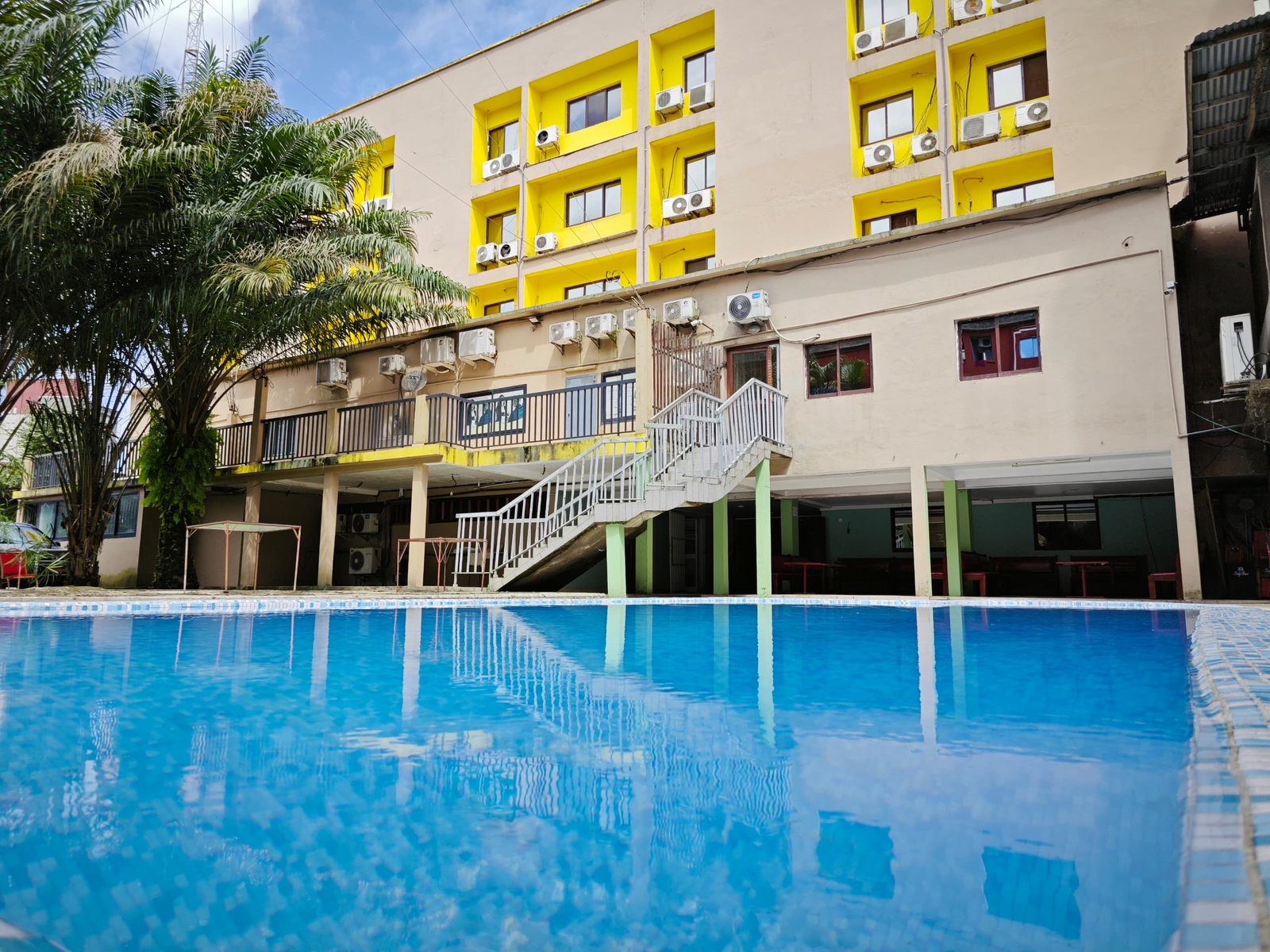 🌟 T2 Meublé Haut Standing – Bonamoussadi 📍 Hôtel Plaza, à côté du Glacier Moderne – Douala