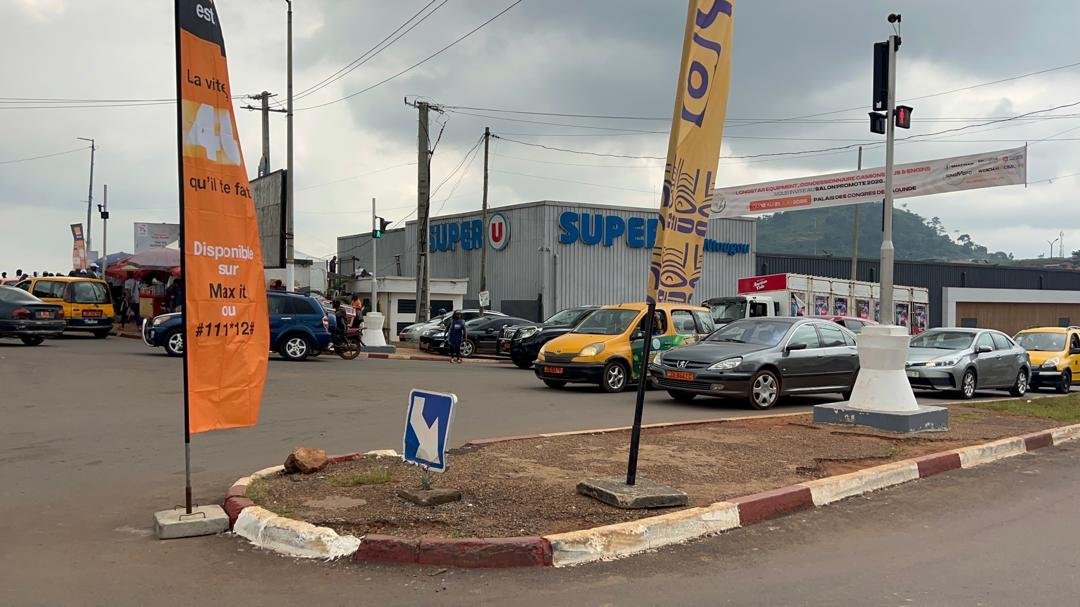 Terrain titré à vendre Yaoundé 
Quartier golfe en face palais des congrès 
Prix 300000
Superficie 1000 m2